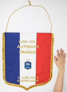 Offizieller originaler Tauschspielwimpel der Nationalmannschaft von Frankreich für das Gruppenspiel bei der UEFA Euro 2024 mit der aufgestickten Inschrift in Goldbrokat "Euro 2024 Autriche - France. 17 Juin 2024 Dusseldorf" (Österreich v Frankreich 0:1). Dreifarbiger Stoffleinenwimpel  und aufgesetztem, besticktem Verbandsemblem von Frankreich. Mit gelben Seidenfransen und Seidenkordel. 50x41 cm. Bei diesem Exemplar handelt es sich um den Wimpel den die Mannschaftskapitäne im Mittelkreis vor Spielbeginn getauscht haben. - Bild 2