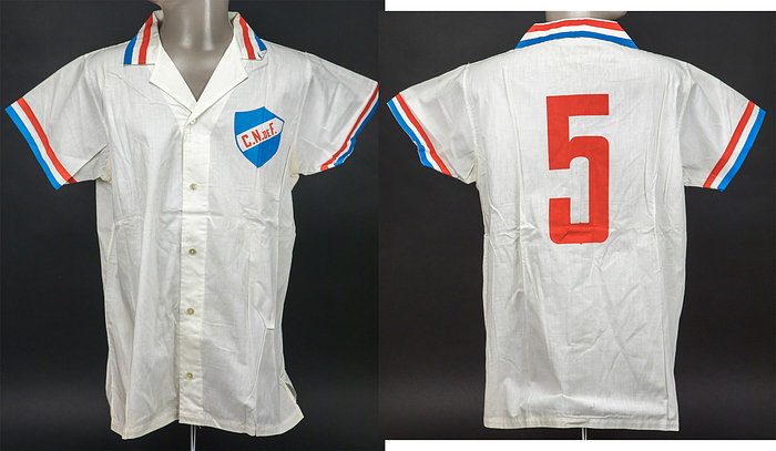 Original match issued Spielertrikot der uruguayischen Spitzenmannschaft Club Nacional de Football (Montevideo) mit der Rückennummer 5 aus der Zeit von 1952 - 1956.  Status:ACA.