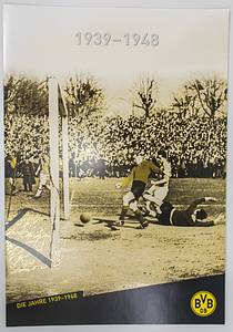 "BVB Borussia Dortmund. Unser ganzer Stolz. Die BVB-Historie als Faksimile". 12 Mappen mit großfornatigen historischen Fotos von Borussa Dortmund 1909 bis 2013. In einer Kunstlederkassette mit aufgesetztem Logo des BVB.  62x43,5x8 cm. Gewicht: 10,4 kg. Nummeriertes Exemplar "1505" der limitierten Auflage von 1904 Exemplaren. Mit original Signaturen von Joachim Watzke und reinhard Rauball. - Bild 5