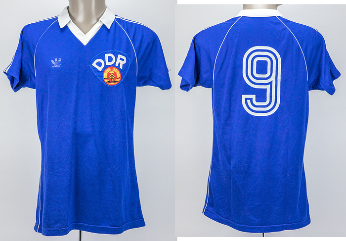 Original match worn / issued Spielertrikot von der DDR mit der Rückennummer 9. Getragen in einem Freundschaftsspiel für die DDR Fußball Nationalmannschaft ca. 1980. Status:ACC.