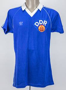 Original match worn / issued Spielertrikot von der DDR mit der Rückennummer 9. Getragen in einem Freundschaftsspiel für die DDR Fußball Nationalmannschaft ca. 1980. Status:ACC. - Bild 2