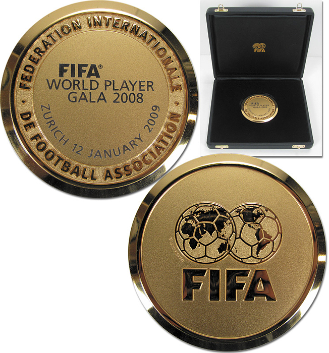 Offizielle Teilnehmermedaille "FIFA World Player Gala 2008. Zurich, 12 January 2009" Bronze, vergoldet, 7cm. Im original Lederetui.