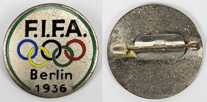"FIFA Berlin 1936". Offizielles Teilnehmerabzeichen der FIFA für den 23. Kongressder am 13. + 14.8.1936 während der Olympische Spiele 1936 in Berlin stattfand. Bronze, versilbert, mehrfarbig emailliert, 3,7  cm.