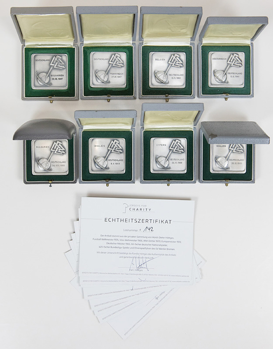 8 verschiedene DFB-Ehrenplaketten für Horst-Dieter Höttges jeweils für eine Teilnahme an einem Länderspiel 1967 - 1969 mit Gravur der Spielpaarung. Alpacca, Hersteller "Wiedemann". Im original Etui.