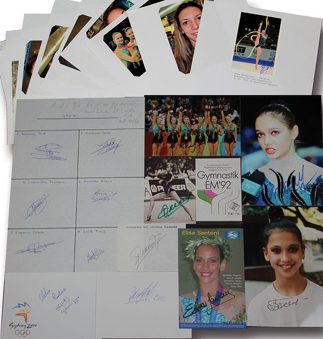 38 original Signaturen von Medailengewinnerinnen in der Rhythmischen Sportgymnastik bei den Olympischen Spielen 1988 - 2008. Foto, Reprofoto, Blancobelege, 30x21 cm bis 8x6 cm.