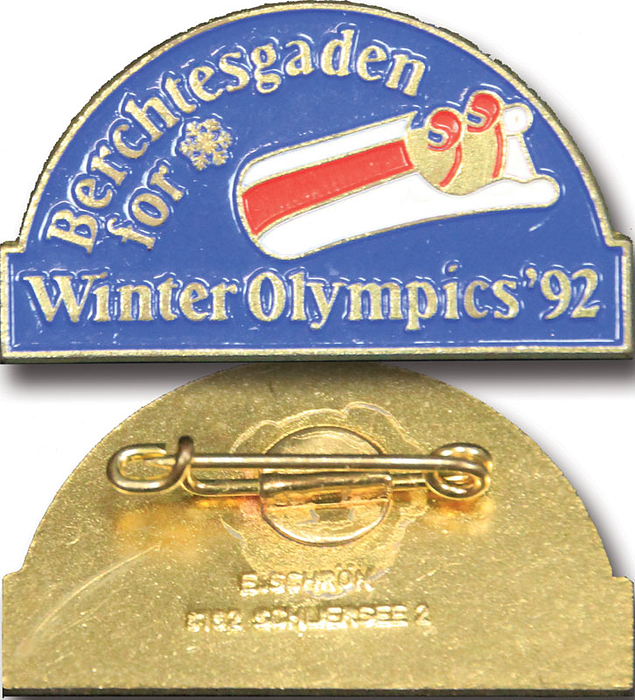 Bewerbungsabzeichen „Berchtesgaden for Winter Olympics ´92" für die Olympischen Winterspiele 1992. Bronze, vergoldet, mehrfarbig emailliert. 4x2,2 cm.