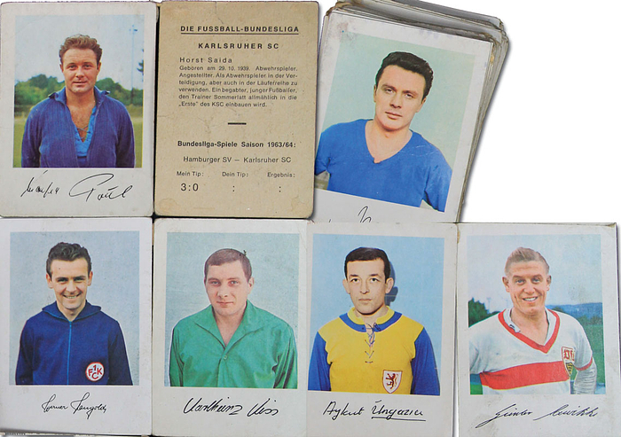 73 Fußballeinzelbilder der Firma Heinerle „Die Fussball-Bundesliga“ Saison 1963/64 mit faksimilierten Unterschriften der Spieler. Karton Je 9x6,5 cm.
