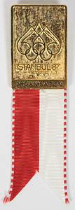 Offizielles Teilnehmerabzeichen für die "Istanbul 1987 - Session 92 - Organisation". Vergoldete Bronze mit weiß-rotem Seidenband. 9x3 cm. - Bild 2