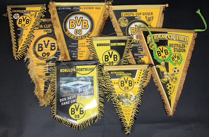 8 verschiedene Souvenirwimpel von Borussia Dortmund aus der Zeit 1975 - 2004. 40x30 bis 27x18 cm.