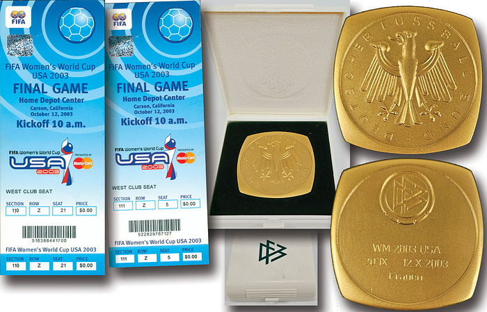 Original Turniermedaille des DFB "WM 2003 USA 20.IX.-12-X.2003 Frauen" für die deutschen Spielerinnen. Deutschland wurde Fußball - Weltmeister 2003 beim FIFA Women´s World Cup in den USA. Bronze vergoldet, 4,3x4 cm. Im original Etui. Dabei zwei Tickets vom Endspiel.