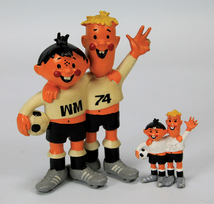 „Tip und Tap“. Das offizielle Maskottchen der Fußball - Weltmeisterschaft 1974. Farbige Figuren aus Hartplastik . 13x12cm. Dabei: Kleine Version des World Cup 1974 Maskottchen, 5,5 cm.