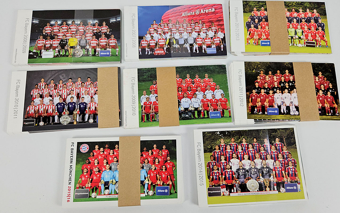 8 verschiedene Autogrammkartensätze des FC Bayern München für die Spielzeiten 2007/2008 bis 2015/2016. Alle mit original Banderole des FC Bayern München, Teamkarte für die jeweilige Saison und ca. insgesamt 240 Karten jeweils mit Druckunterschrift der Spieler. Je 15,5x 9 cm und einmal 14,5x10 cm.