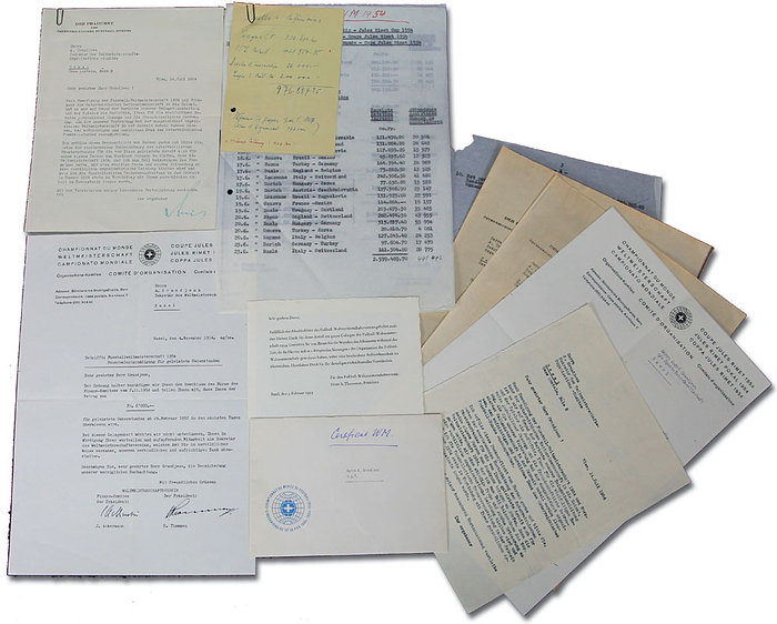 Original Dokumente von einem Mitglied des OK der Fußball - Weltmeisterschaft 1954. 6 verschieden Dokumente und Briefe und Kopien der Briefe. Insgesamt ca. 20 Blatt!.