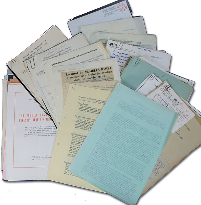 Sammlung von original Dokumenten der FIFA oder Kopien aus der Zeit von 1954 bis 1986 von Briefen der Generalskretäre der FIFA Gassmann, Käser Blatter (teilweise mit original Signaturen) über alle Belange der FIFA. Interessante Sammlung aus dem Nachlass eines ehemaligen FIFA - Spitzenfunktionärs. Ca. 100 Blätter.
