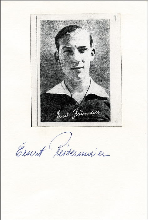 (1918-1993) Karteikarte mit Originalsignatur von Ernst Reitermeier. (Österreichischer Fußballspieler, 1 Länderspiel für Deutschland 1939) mit einem aufmontiertem fotokopierten Bild, 14,5x10,5 cm.