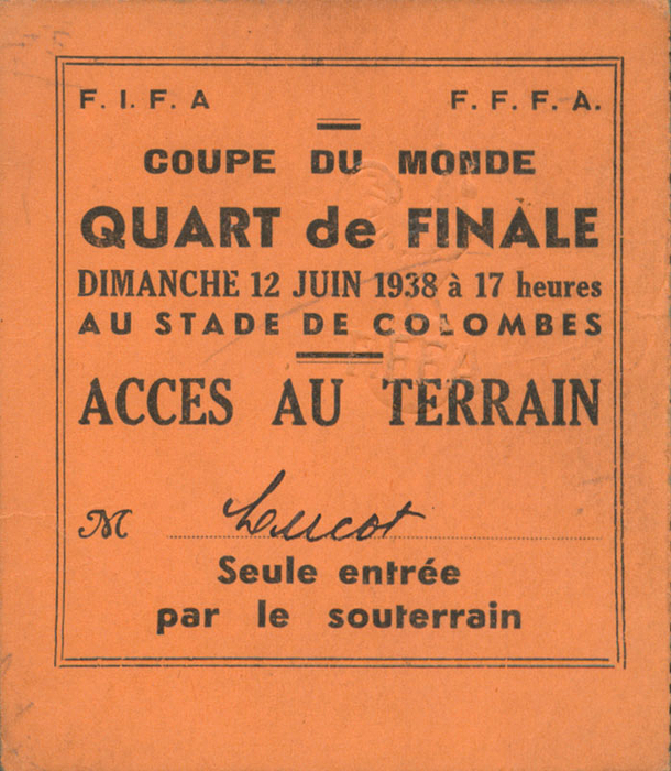 Offizielles Teilnehmerabzeichen für Mitarbeiter bei der Fußball-Weltmeisterschaft 1938 in Frankreich "Coupe du Monde. 12 Juin 1938. Stade de Colombes Paris. Acces au Terrain" Freier Zugang zum Spielfeldrand für das Spiel Italien - Frankreich. Pappe, 8x7 cm.