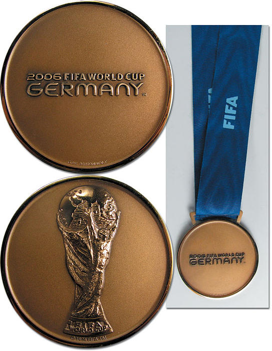 Offizielle Siegermedaille der deutschen Mannschaft für den 3.Platz bei der Fußball-Weltmeisterschaft 2006 in Deutschland. "2006 FIFA World Cup Germany“ Bronze (51 Gramm) an original, blauem Seidenband. Hersteller: Bertoni. 6 cm.