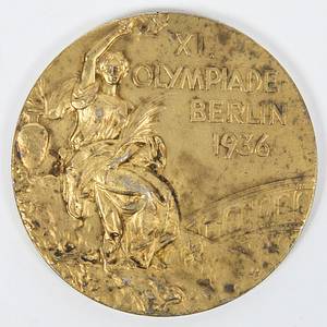 Siegermedaille in Gold „XI.Olympiade Berlin 1936“ von Ernst Ihbe (1913 - 1992; GER) für den  1. Platz in 2000 m Tandem Sprint mit Carl Lorenz. Mit Punze des Herstellers „B.H.Mayer, Pforzheim 990“. Silber (gepunzt, 990er, Gewicht: 74 Gramm), vergoldet, 5,5 cm im original Lederetui mit geprägtem Deckel. - Bild 3