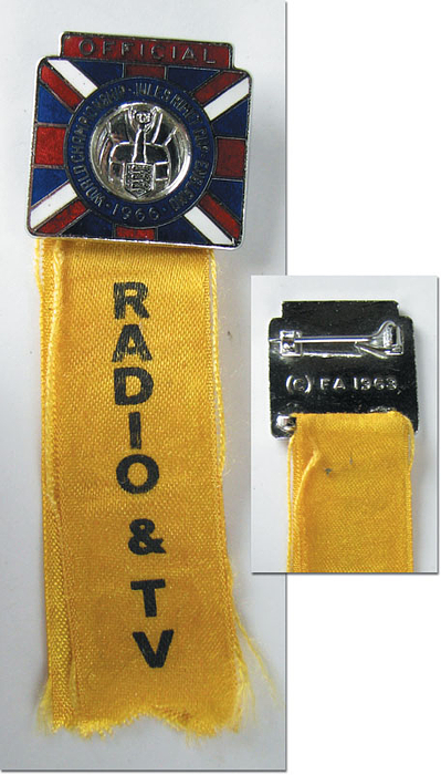 Teilnehmerabzeichen  „World Championship Jules Rimet Cup. England 1966. Official“. Bronze, versilbert, farbig emailliert mit gelben Seidenband mit schwarzem Aufdruck "Radio & TV". 8x2,6 cm.