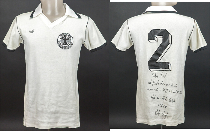 Original match issued Spielertrikot von Deutschland mit der Rückennummer 2. Vorbereitet für Berti Vogts für ein Spiel bei Fußball-Weltmeisterschaft 1978 in Argentinien. Deutschland spielte alle Spiele in langarm. Mit original Widmung vom Weltmeister 1974 und Europameister 1972 Berti Vogts "Lieber Horst, ich finde das wir beide eine schöne WM 78 erlebt haben. Mit freundlichen Grüßen 19.6.78 Berti Vogts". Status:ABA.