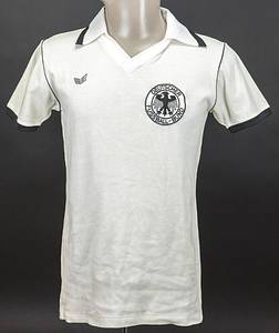 Original match issued Spielertrikot von Deutschland mit der Rückennummer 2. Vorbereitet für Berti Vogts für ein Spiel bei Fußball-Weltmeisterschaft 1978 in Argentinien. Deutschland spielte alle Spiele in langarm. Mit original Widmung vom Weltmeister 1974 und Europameister 1972 Berti Vogts "Lieber Horst, ich finde das wir beide eine schöne WM 78 erlebt haben. Mit freundlichen Grüßen 19.6.78 Berti Vogts". Status:ABA. - Bild 2