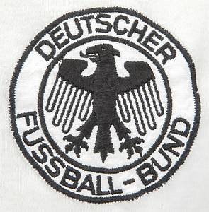 Original match issued Spielertrikot von Deutschland mit der Rückennummer 2. Vorbereitet für Berti Vogts für ein Spiel bei Fußball-Weltmeisterschaft 1978 in Argentinien. Deutschland spielte alle Spiele in langarm. Mit original Widmung vom Weltmeister 1974 und Europameister 1972 Berti Vogts "Lieber Horst, ich finde das wir beide eine schöne WM 78 erlebt haben. Mit freundlichen Grüßen 19.6.78 Berti Vogts". Status:ABA. - Bild 4