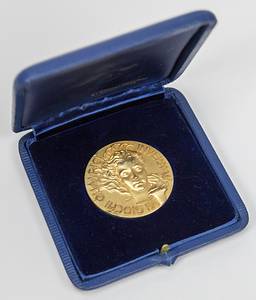 Teilnehmermedaille in Gold für Winterspiele Cortina d´Ampezzo 1956. Silber, vergoldet. Gestempelt (800er Silber, 53,7 gramm; mit Herstellerstempel), 4,5 cm. In original Lederetui mit aufgesetzten farbig emaillierten Olympischen Ringen aus Bronze (9,5x9,5x1,7 cm). Von dieser Medaille wurden nur 157 Exemplare ausgegeben!!. - Bild 5