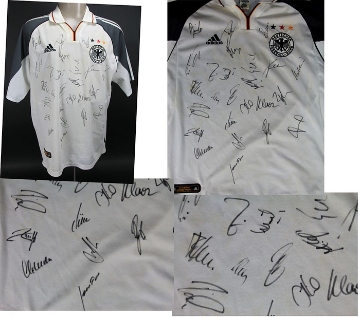 Fantrikot des DFB ca. 2001 mit ca. 23 original Signaturen von Spielern der deutschen Nationalmannschaft die zum Kader zur Fußball - Weltmeisterschaft 2002 gehörten und Vize - Weltmeister wurden.