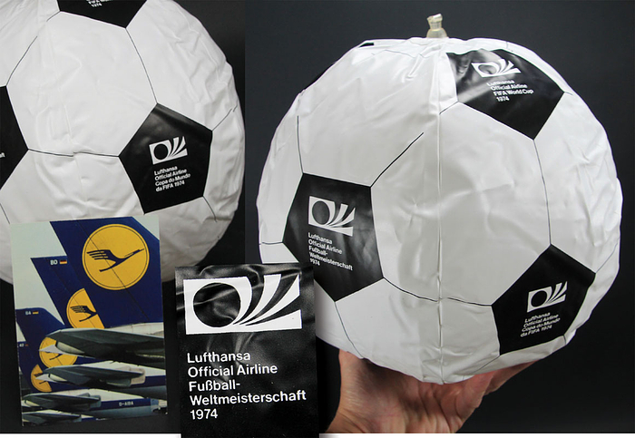 Aufblasbarer Merchandise Wasserball der deutschen Fluglinie Lufthansa anläßlich der Fußball - Weltmeisterschaft 1974 in Deutschland. Mit dem offiziellen Logo des World Cup 1974 und der Aufschrift "Lufthansa. Official Airline FIFA World Cup 1974". Kunststoff, Durchmesser ca. 38 cm.