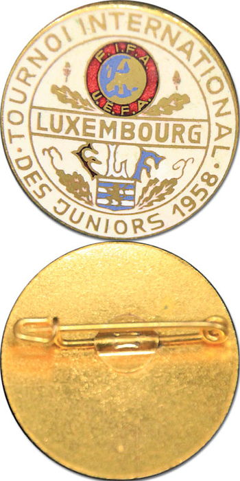 Teilnehmerabzeichen  des UEFA Jugend Turniers 1958 in Luxembourg. Bronze, vergoldet, mehrfarbig emailliert, 3 cm Zustand: A.
