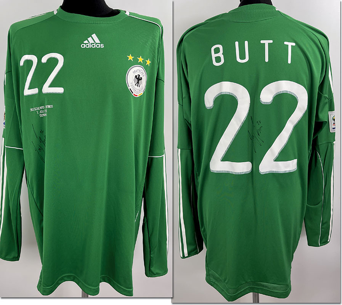 Original match issued DFB Spielertrikot mit der Nummer 22 von Hans-Jörg Butt.Vorbereitet für das WM2010 Halbfinale Deutschland-Spanien am 07.07.2010 in Durban, Südafrika, was die spanische Nationalmannschaft 0:1 gewann. Trikot ist signiert. Status AAB.