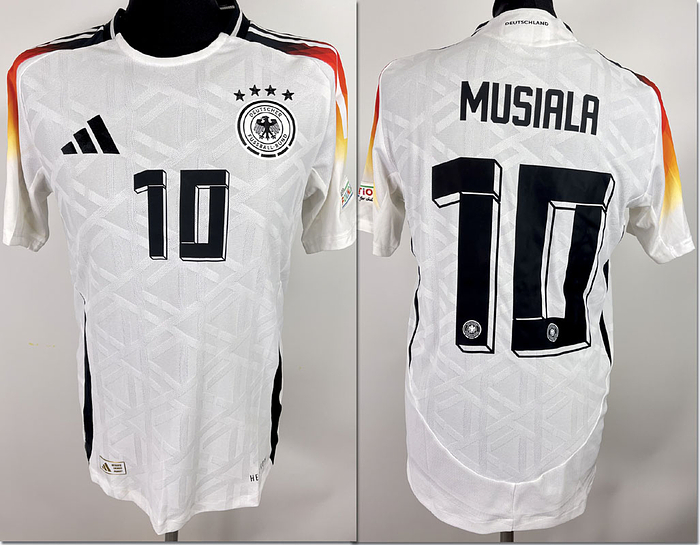 Original match issued DFB Spielertrikot mit der Nummer 10 von Jamal Musiala. Vorbereitet für eine Nationsleague-Spiel im Jahr 2024. Trikot stammt aus dem Umfeld eines DFB-Mitarbeiters. StatusAB.