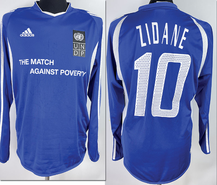 Original match issued Spielertrikot mit der Nummer 10 von Zinedine Zidane.Vorbereitet für das "Match Against Poverty" von Zidane & Friends – Ronaldo & Friends am 14.12.2003 in Basel. Endstand 3:4.Signiert von diversen teilnehmende Spielern. Status: AAB.