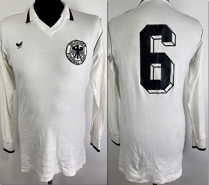 Original match worn DFB Spielertrikot mit der Nummer 6 von Rainer Bomhof.Getragen im Länderpiel gegen Wales 1979. Trikot stammt aus der Sammlung eines ehemaligen DFB-Mitarbeiters. Status AAB.