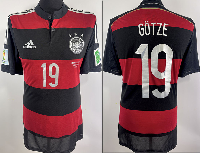 Original match issued DFB Spielertrikot mit der Nummer 19 von Mario Götze.Vorbereitet für das Gruppenspiel gegen die USA am 26.06.2014 in Recife, Brasilien, was die deutsche Nationalmannschaft 0:1 gewann, durch ein Tor von Thomas Müller.Status AAB.
