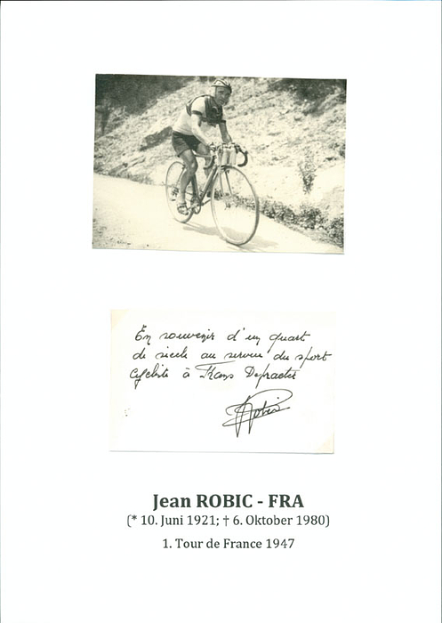 (1921-1980) Karteikarte (10,5x6,8) mit Originalwidmung des französischen Radrennfahrer Jean Robic. Tour de France Sieger 1947 und Gewinner der WM 1950 Querfeldeinrennen in Paris. Montiert mit Fotoecken auf einem DIN-A4 Sammlerblatt. Außerdem S/W-Bild.