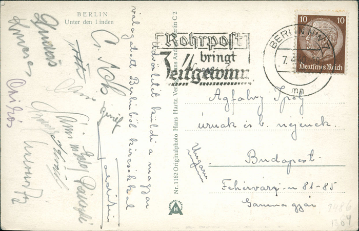 Postkarte vom Länderspiel Deutschland v Ungarn 1940 in Berlin mit 12 original Signaturen der ungarischen Spieler.Dabei Signaturen von Vize-Weltmeister der Weltmeisterschaft 1938: Bela Sarosi (1912-93), Istvan Balogh (1912-1992), Geza Toldi (1909-1985); Vizeweltmeister 1934 Geza Kalocsay (1913-2008). Außerdem Csikos Ciskis (1913-1992), Mihaly Kincses (1917-1979), Janos Dudas (1911-1979); Sandor Kiraly (1913-1969), Peter Toth (1913-1991), Laszlo Pakozdi (1916-1993). 14x9 cm.