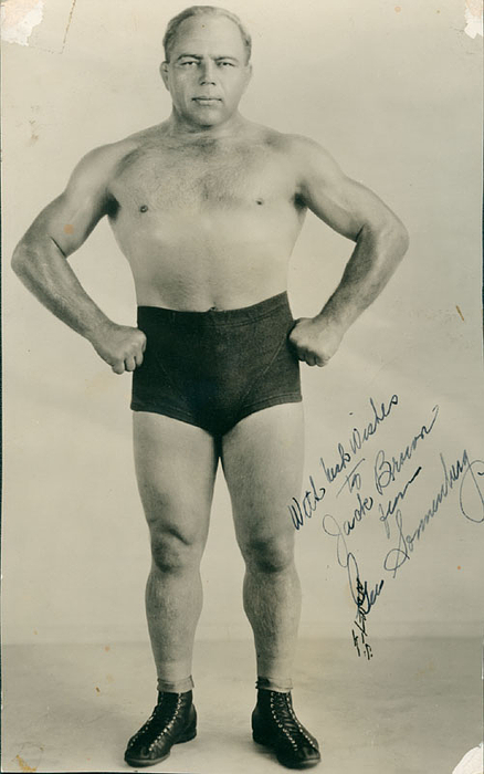 (1898-1944) S/W-Foto mit original Signatur von Gustave Adolph "Gus" Sonnenberg (USA). US-amerikanischer Football-Spieler und Wrestler. NFL Meister 1928 u,a, bei den Providence Steam Roller. 1929 wurde er Weltmeister im Ringen, 23x14 cm.