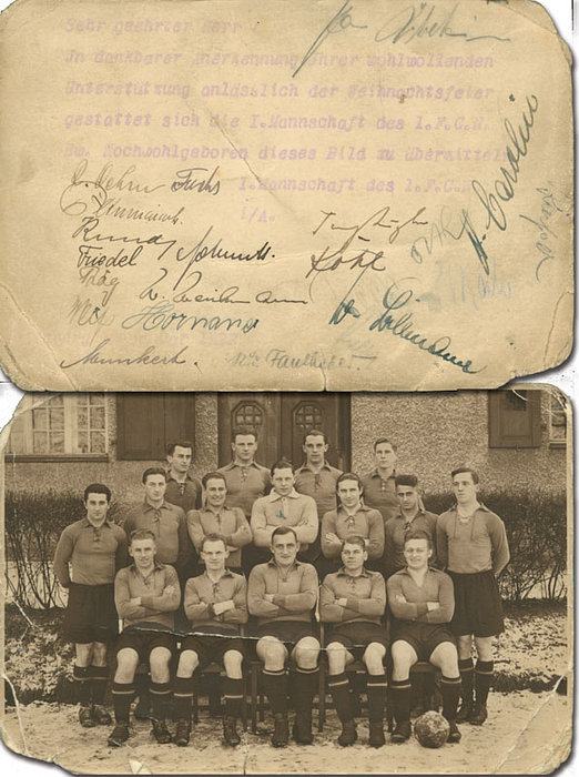 S/W-Foto der Mannschaft des 1.FC Nürnberg aus dem Jahre 1932. Auf der Rückseite mit ca.20 original Signaturen der Spieler des 1.FCN aus dem Jahr 1932: Georg Köhl (1910-1944; 1 DFB- A-Lnderspiel 1937); Heinz Carolin (1911-95); Willi Billmann (1911-2001); Hans Uebelein (1914-71); Seppl Schmidt (1908-94), Andreas Munkert (1908-1982; 8 DFB A-Länderspiele), Richard Oehm (1909-1975; 3 DFB-Aländerspiele); Hans Kalb (1899-1945, 15 A-Länderspiele; Unterschrift mit Bleistift, schwach ausgeführt); Hans Träg (1893-1976; 6 LS); Friedel (1913-1986; 1LS); Hornauer (1908-1985; 5 LS); Willi Kund (1908-1967; 2LS); Reinmann (1903-1980; 1LS); Weiss (1907-1981; 1LS); Toni Kugler (1898-1962; 7 LS); Fuchs, Weikmann. Autogramme wurden alle mit Tinte oder Bleistift geschrieben, 15,5x10,5 cm.