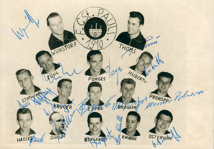 S/W-Postkarte "FC St.Pauli 1910" mit Köpfen der Spieler. Karte komplett signiert. 15x10 cm.