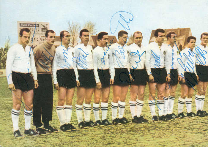 Farbkarte des WS-Verlages 1961/62 Bayern München. Originalsignaturen der Spieler, Karte komplett signiert, 14,5x10,5 cm.