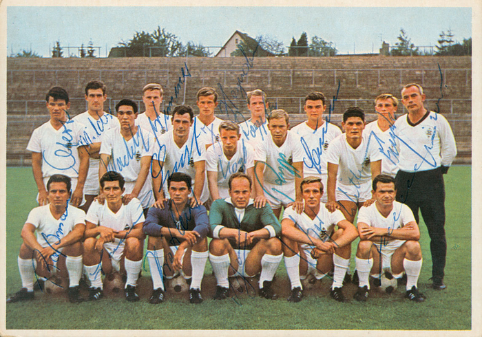 Farbpostkarte des Bergmann - Verlages (Bundesliga 1965/66) Borussia Mönchengladbach. Komplett von den Spielern signiert!, 15x10,5 cm.