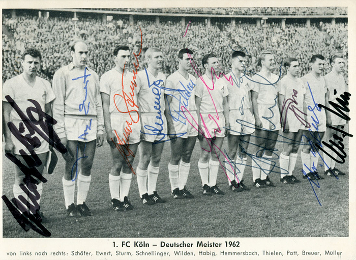 S/W-Mannschafts-Postkarte „1.FC Köln - Deutscher Meister 1962“. Mit 11 Original-Signaturen der abgebildeten Spieler. Komplett signiert!, 15x10,5 cm.