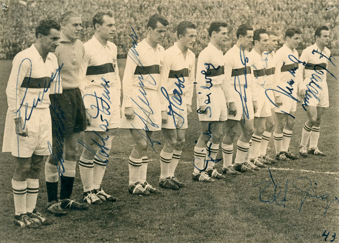 s/w Mannschafts-Postkarte vom VfB Stuttgart aus den 1950er Jahren. Mit 10 original Signaturen u.a. von Robert Schlienz. 14,7x10,4 cm.