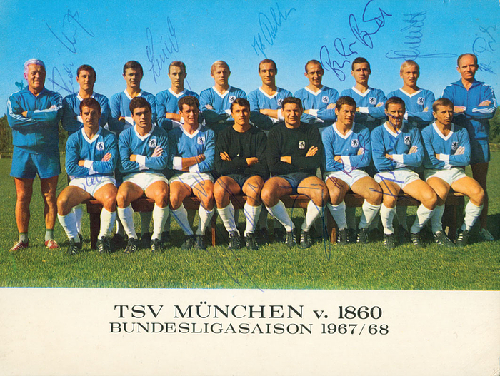 Farb-Mannschaftskarte von "1860 München Bundesligasaison 1967/68" mit 12 original Signaturen der Spieler (u.a. Gigl, Zeiser, Pilz). 18x13,5 cm.