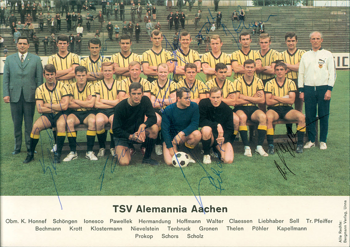 Großes Farb-Mannschaftsbild (Bergmann-Sammelbilder) Alemannia Aachen 1968/69 mit 11 Originalsignaturen der Spieler, 21x15 cm.