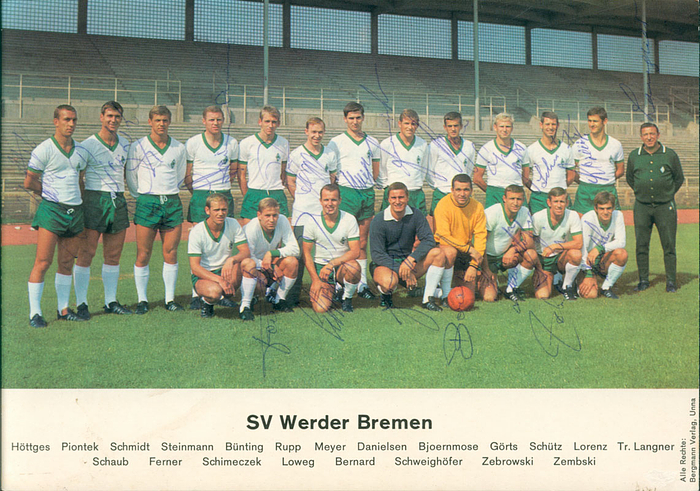 Große Farbmannschaftskarte (Bergmann) von Werder Bremen 1968/69 mit 20 Originalsignaturen u.a. Piontek, Scütz, Lorenz, Hottges, Björnmose. 21x14,8 cm.