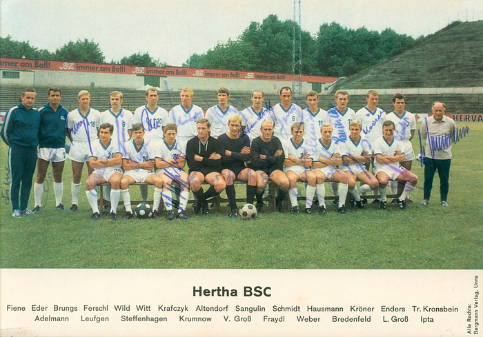 Großes Bergmann-Sammelbild Hertha BSC 1968/69. Farb-Mannschaftsbild komplett signiert von den Spielern. 21x14,8 cm.