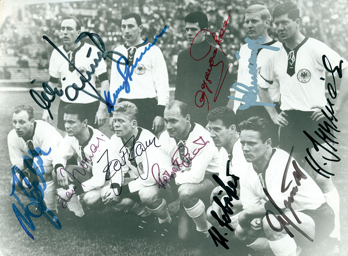 S/W-Pressemannschaftsfoto vom deutschen Mannschaft bei der Fußball - Weltmeisterschaft Chile 1962 mit 11 original Signaturen der abgebildeten Spieler, 20,5x15 cm.