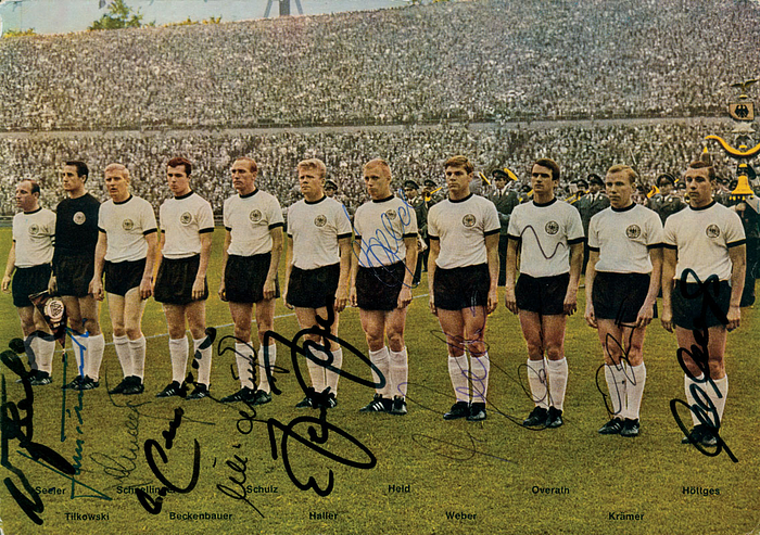 Große Farbkarte von Bergmann mit der deutschen Nationalmannschaft ca. 1965. Komplett signiert von allen Spielern, 21x14,5 cm.